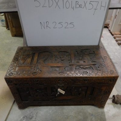 Alte holzgeschnitzte Deckentruhe Nr. 2525